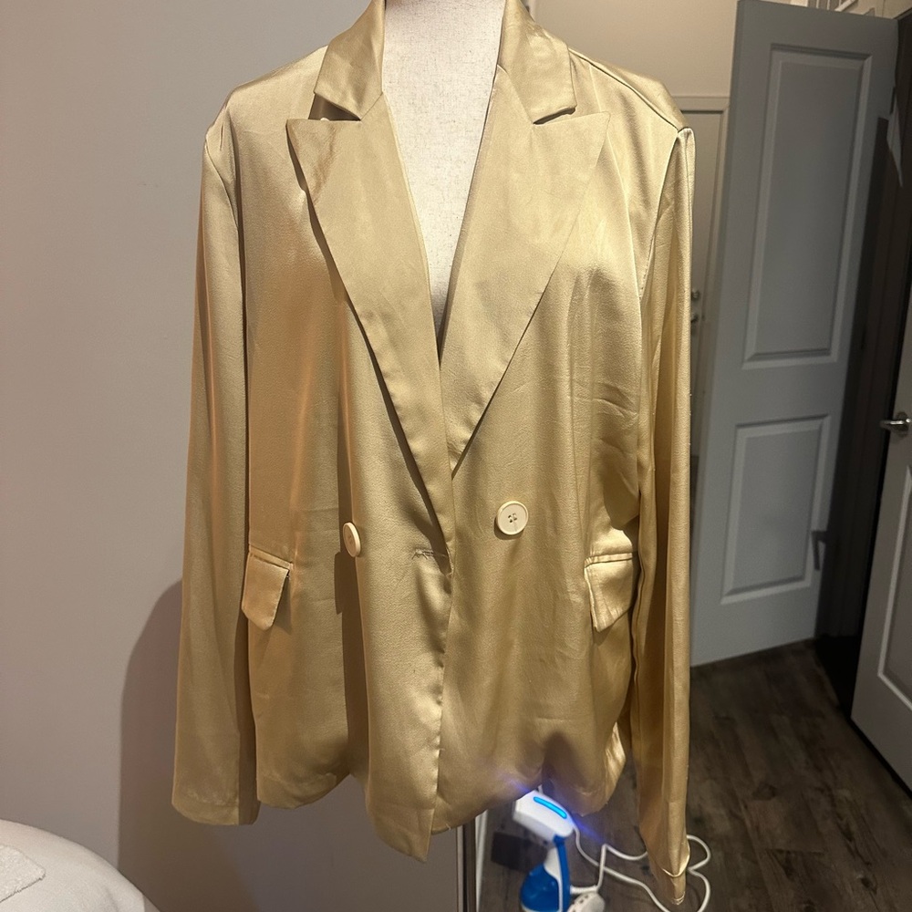 Pretty little thing - Satin Double-Breasted Blazer in Champagne